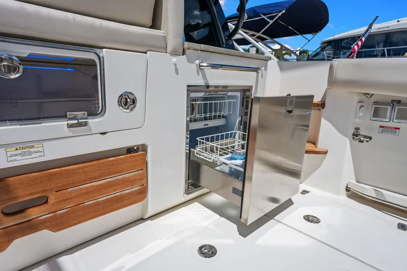 Slide: The Image of Boston Whaler 350 Realm 2022 - 18