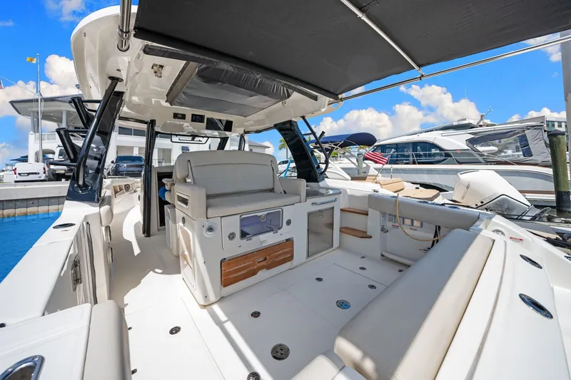 Slide: The Image of Boston Whaler 350 Realm 2022 - 20
