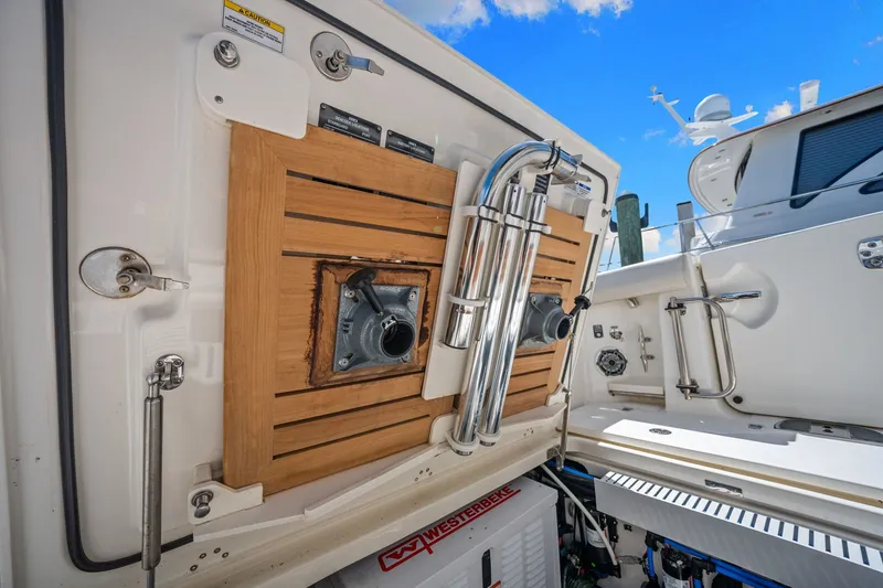 Slide: The Image of Boston Whaler 350 Realm 2022 - 21