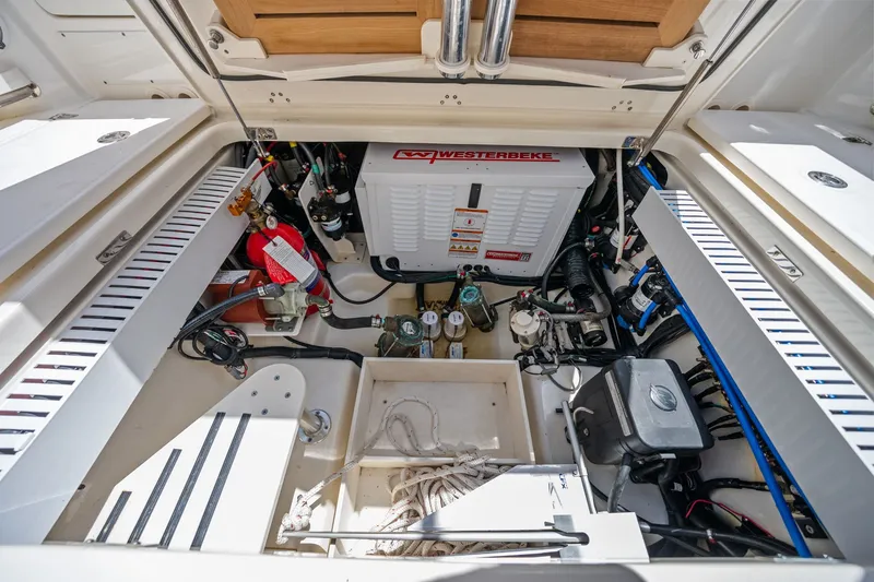 Slide: The Image of Boston Whaler 350 Realm 2022 - 22