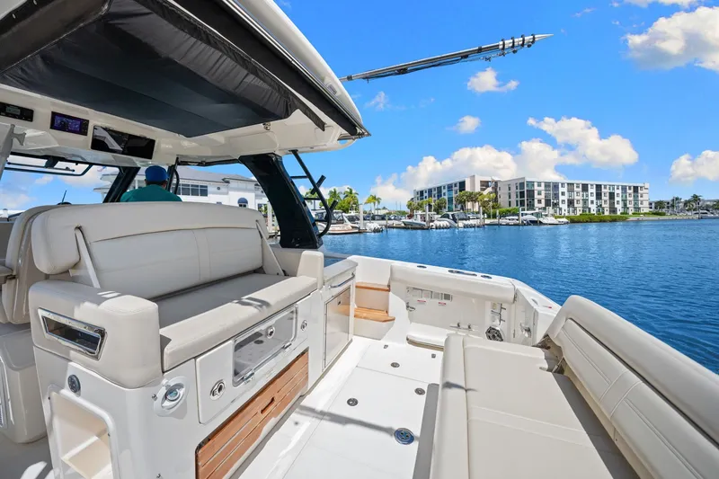 Slide: The Image of Boston Whaler 350 Realm 2022 - 24