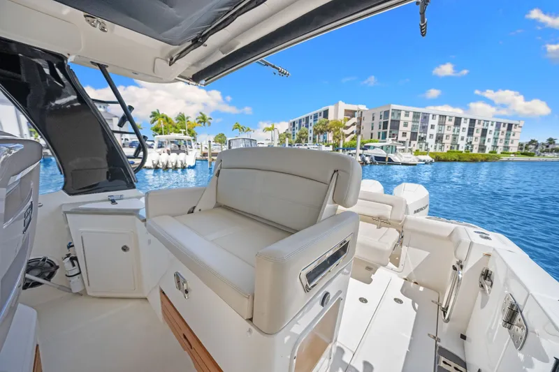 Slide: The Image of Boston Whaler 350 Realm 2022 - 25
