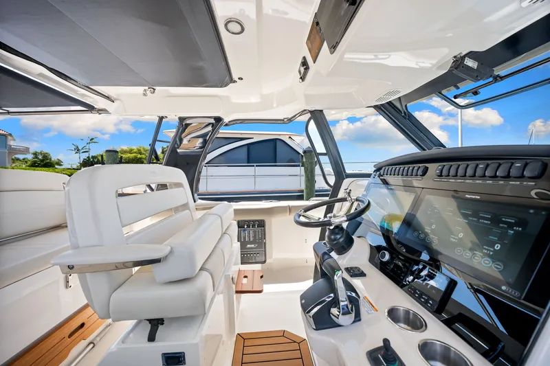 Slide: The Image of Boston Whaler 350 Realm 2022 - 27
