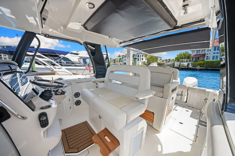 Slide: The Image of Boston Whaler 350 Realm 2022 - 31