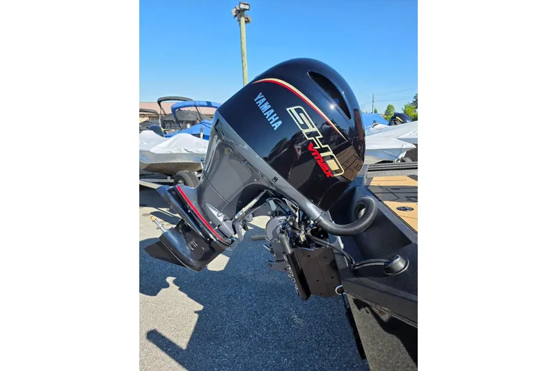 Slide: The Image of Yamaha SHO VMAX outboard motor on Excel EX 183 boat, 2026 model. - 10