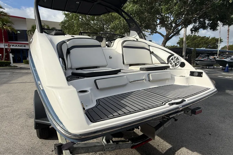 Slide: The Image of 2018 Yamaha Boats 242 Limited S E-Series, rear view, showcasing seating and swim platform. - 15