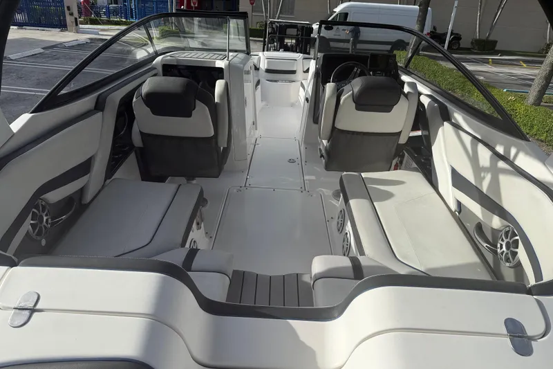 Slide: The Image of Interior of 2018 Yamaha Boats 242 Limited S E-Series, featuring spacious seating and modern design. - 17