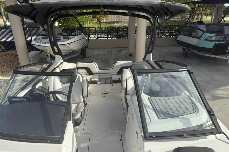 Slide: The Image of 2018 Yamaha Boats 242 Limited S E-Series interior with seating and dashboard view. - 29
