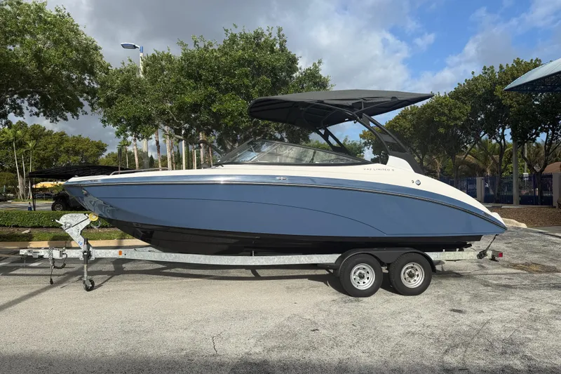 Slide: The Image of 2018 Yamaha Boats 242 Limited S E-Series on trailer, parked outdoors. - 30