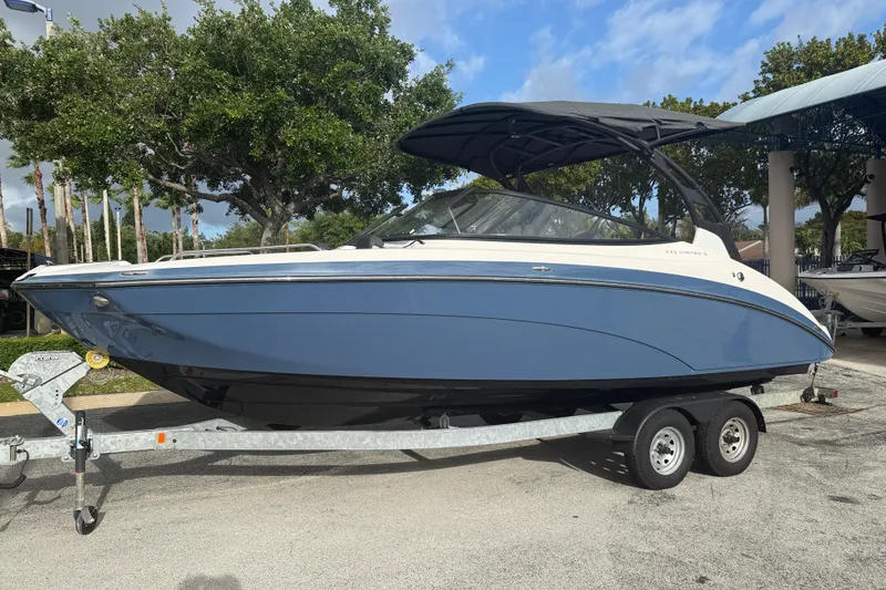 Slide: The Image of 2018 Yamaha Boats 242 Limited S E-Series on trailer, parked outdoors. - 31