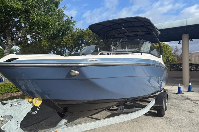 Slide: The Image of 2018 Yamaha Boats 242 Limited S E-Series on trailer, parked outdoors. - 32