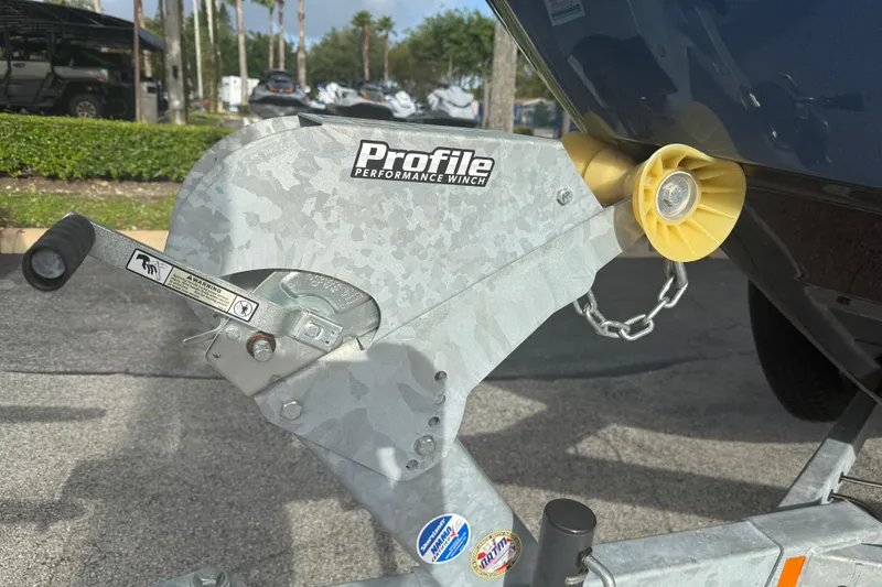 Slide: The Image of Winch on 2018 Yamaha Boats 242 Limited S E-Series trailer. - 5