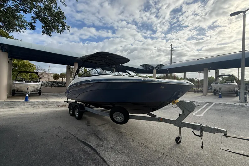 Slide: The Image of 2018 Yamaha Boats 242 Limited S E-Series on trailer under cloudy sky. - 9