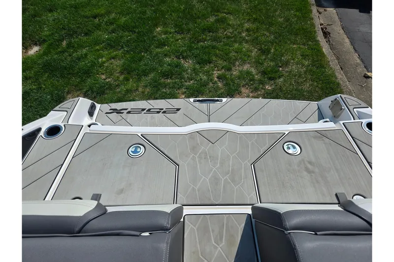 Slide: The Image of 2023 Yamaha Boats 252XE deck with sleek design and modern features. - 25