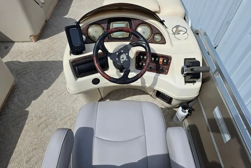 Slide: The Image of 2007 South Bay 8522 CR E series boat dashboard with steering wheel and controls. - 10