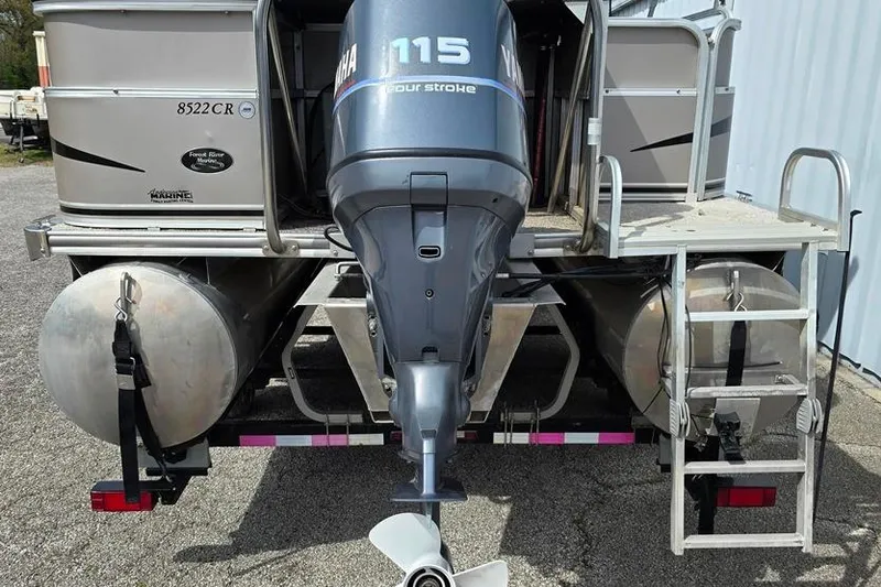 Slide: The Image of 2007 South Bay 8522 CR E series pontoon boat with Yamaha 115 four-stroke engine. - 6