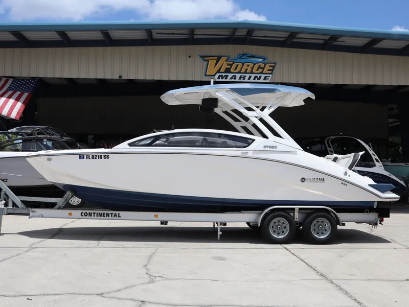 The Image of 2020 Yamaha Boats 275SD on trailer at V Force Marine. - 1