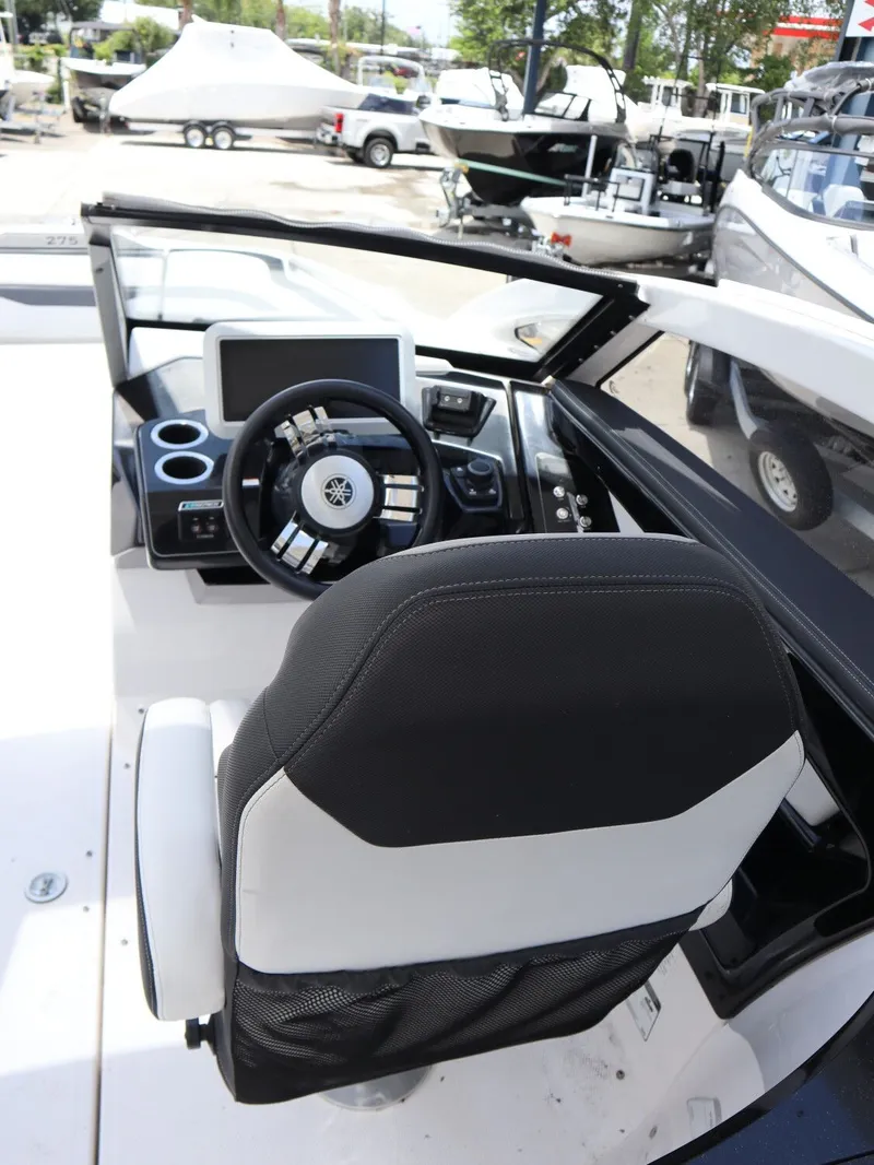 Slide: The Image of Yamaha Boats 275SD 2020 helm with steering wheel and controls. - 10