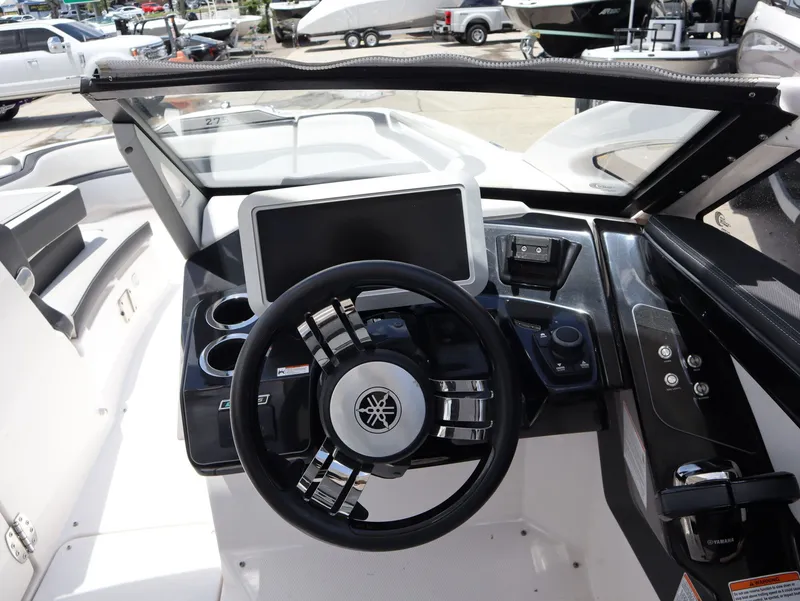 Slide: The Image of Yamaha Boats 275SD 2020 helm with steering wheel and display. - 11