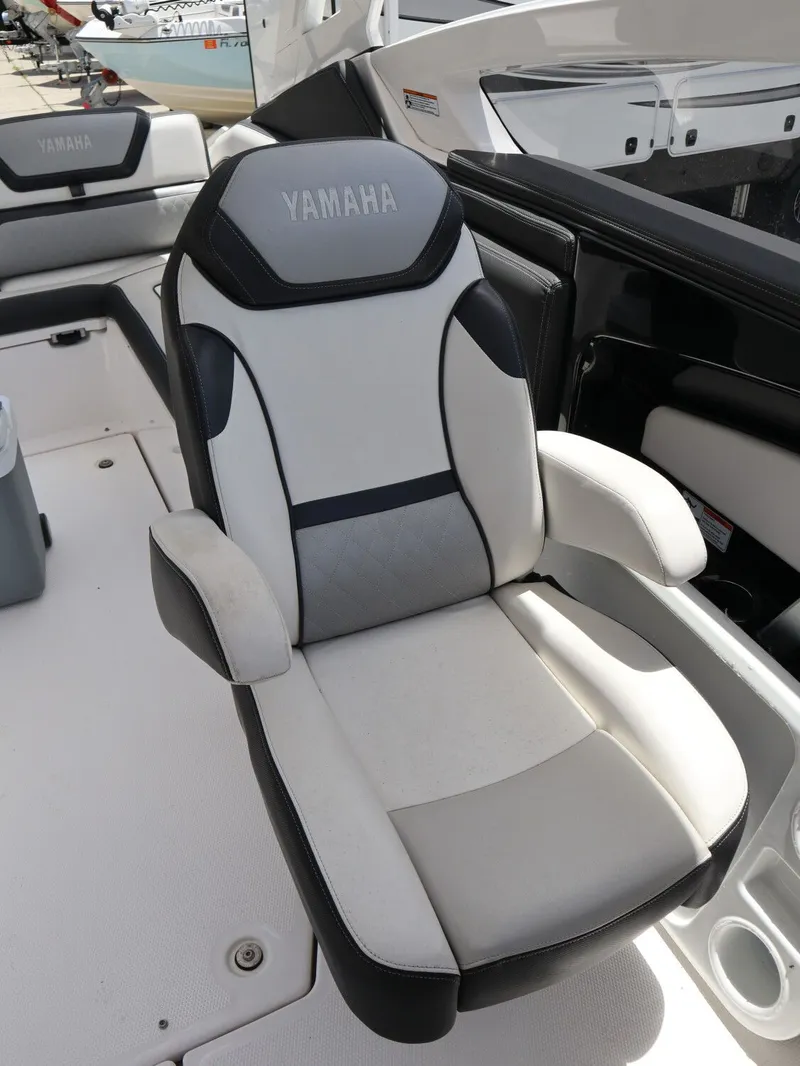 Slide: The Image of Yamaha Boats 275SD 2020 seat, luxurious design, white and black upholstery. - 13