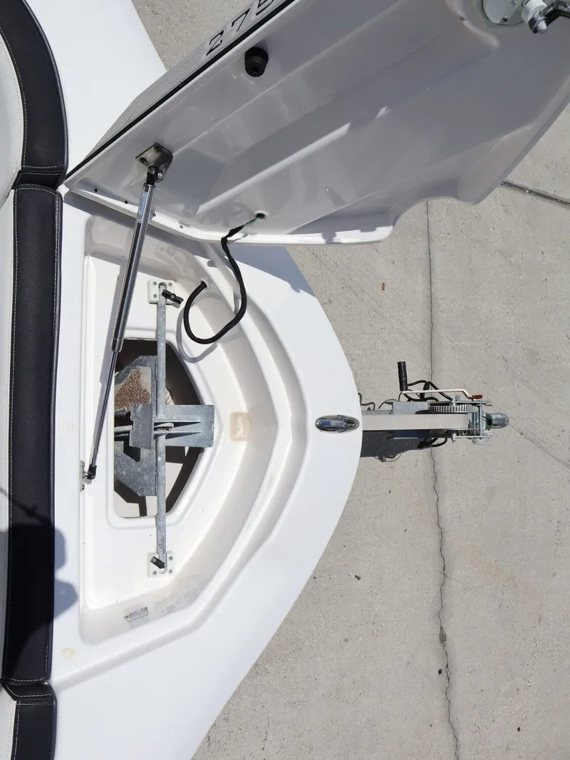 Slide: The Image of Yamaha Boats 275SD 2020 anchor compartment and trailer view. - 15