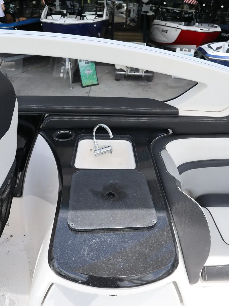 Slide: The Image of Yamaha Boats 275SD 2020 with integrated sink and fixtures. - 18