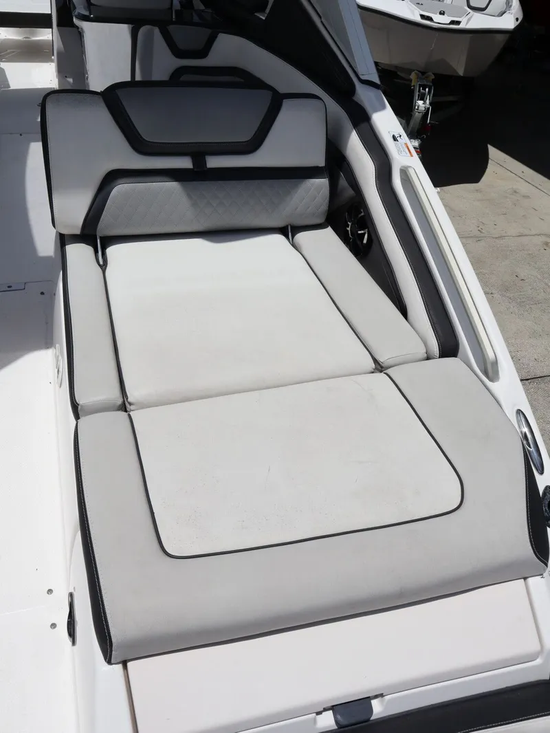 Slide: The Image of Yamaha Boats 275SD 2020 lounge area with gray cushions. - 22