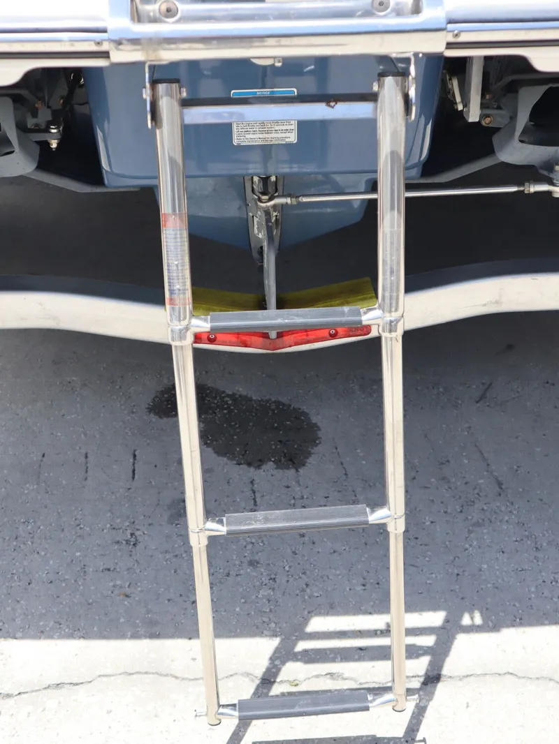 Slide: The Image of 2020 Yamaha Boats 275SD with retractable swim ladder. - 23