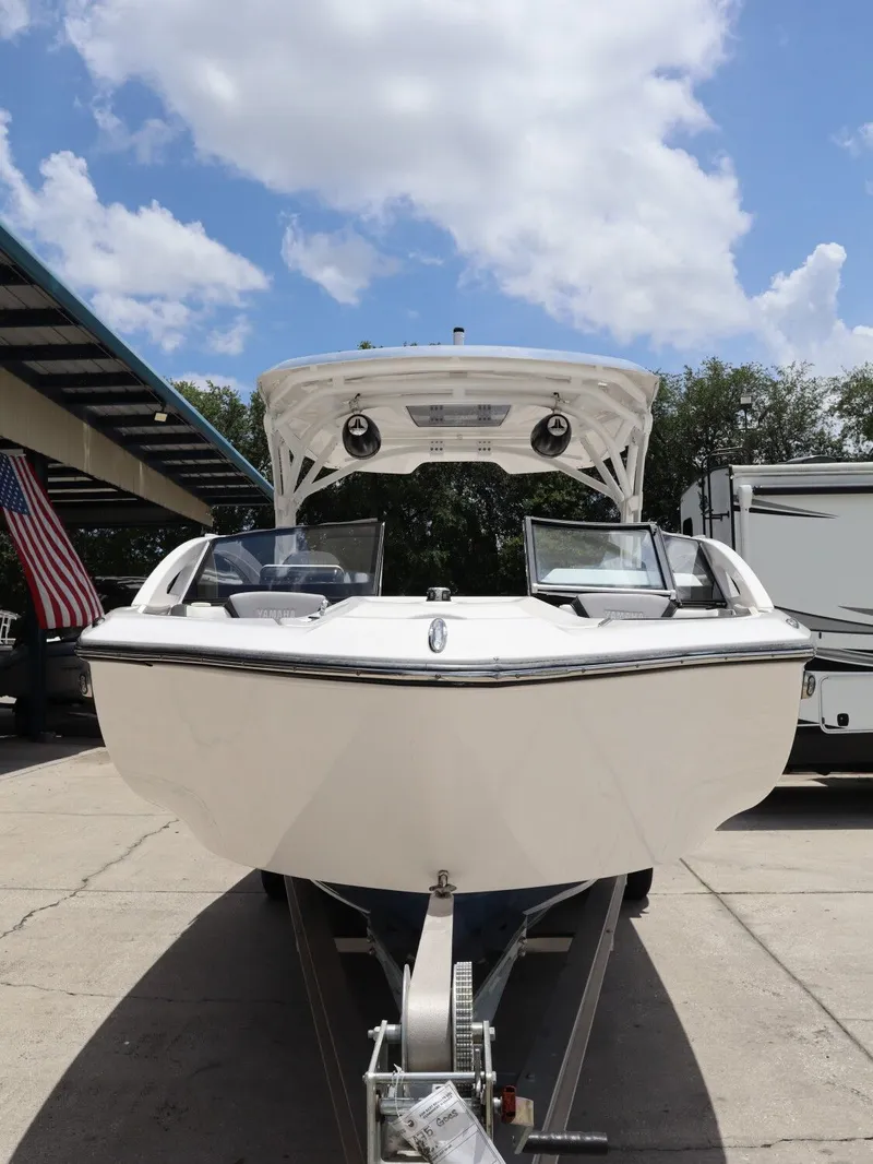 Slide: The Image of 2020 Yamaha Boats 275SD on a trailer under blue sky. - 4
