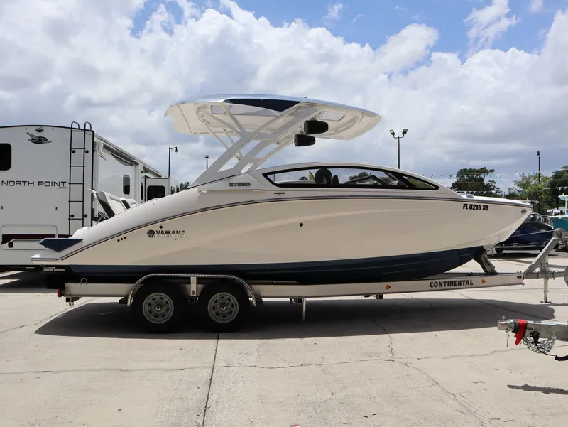 Slide: The Image of 2020 Yamaha Boats 275SD on trailer, side view. - 6