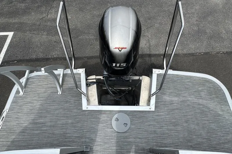 Slide: The Image of 2022 Bennington L 23 L-Bench pontoon boat with Yamaha 115 engine, rear view. - 15