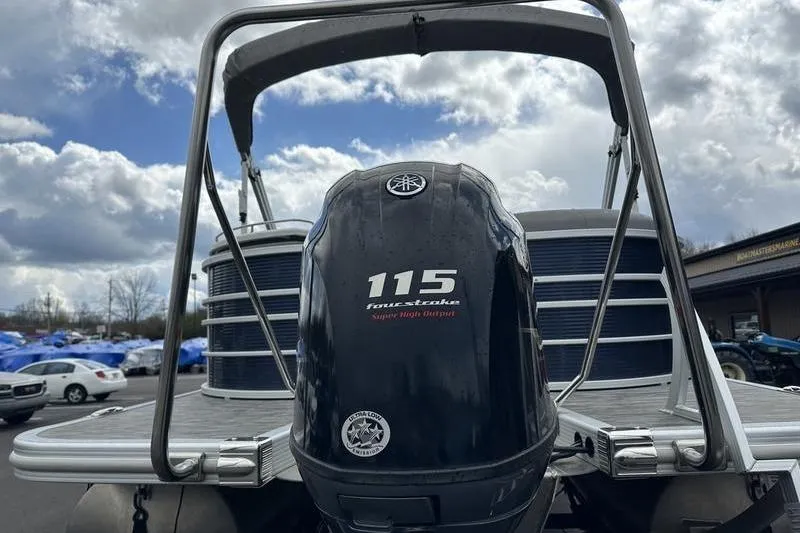 Slide: The Image of 2022 Bennington L 23 L-Bench pontoon boat with Yamaha 115 four-stroke engine. - 20