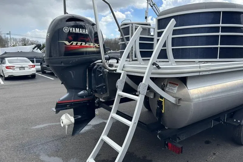 Slide: The Image of 2022 Bennington L 23 L-Bench pontoon boat with Yamaha VMAX outboard motor and boarding ladder. - 21
