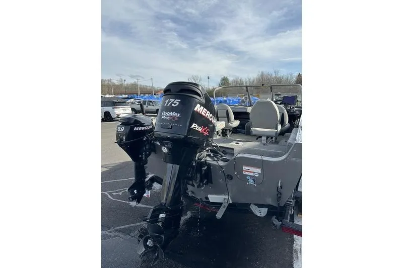 Slide: The Image of 2011 Crestliner 1850 Fish Hawk SC boat with dual Mercury outboard motors. - 6