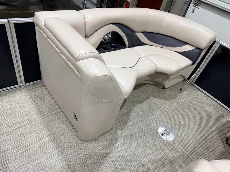 Slide: The Image of Sylvan Mirage 822 LZ & 50HP Yamaha 4Stroke - $21,995 2016 - 13