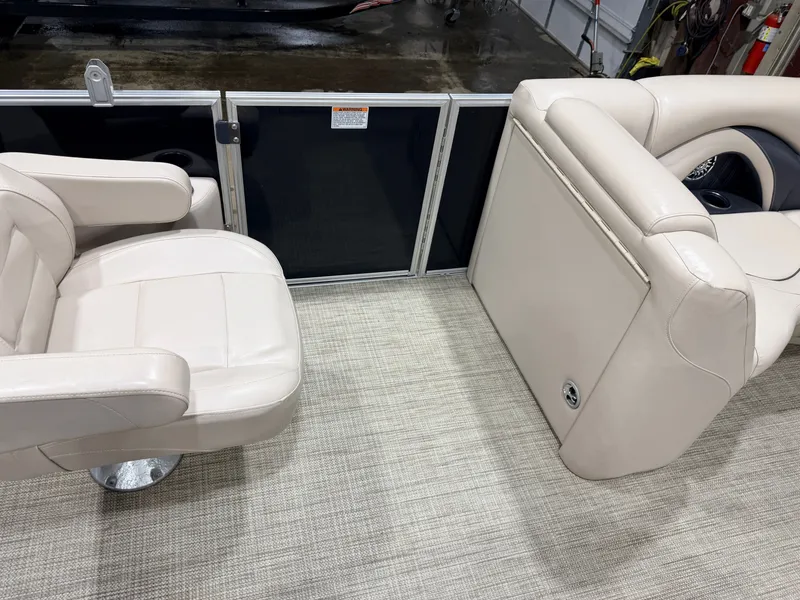 Slide: The Image of Sylvan Mirage 822 LZ & 50HP Yamaha 4Stroke - $21,995 2016 - 14