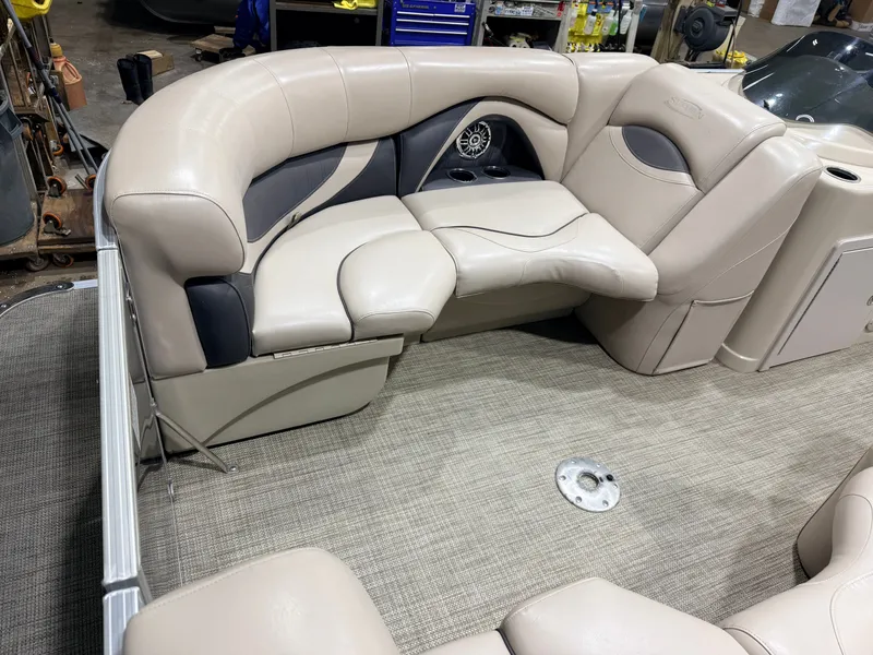 Slide: The Image of Sylvan Mirage 822 LZ & 50HP Yamaha 4Stroke - $21,995 2016 - 16