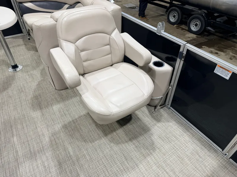 Slide: The Image of Sylvan Mirage 822 LZ & 50HP Yamaha 4Stroke - $21,995 2016 - 31