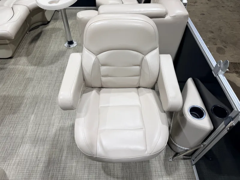 Slide: The Image of Sylvan Mirage 822 LZ & 50HP Yamaha 4Stroke - $21,995 2016 - 32