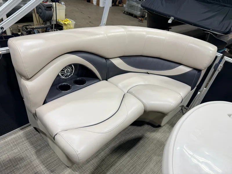 Slide: The Image of Sylvan Mirage 822 LZ & 50HP Yamaha 4Stroke - $21,995 2016 - 35