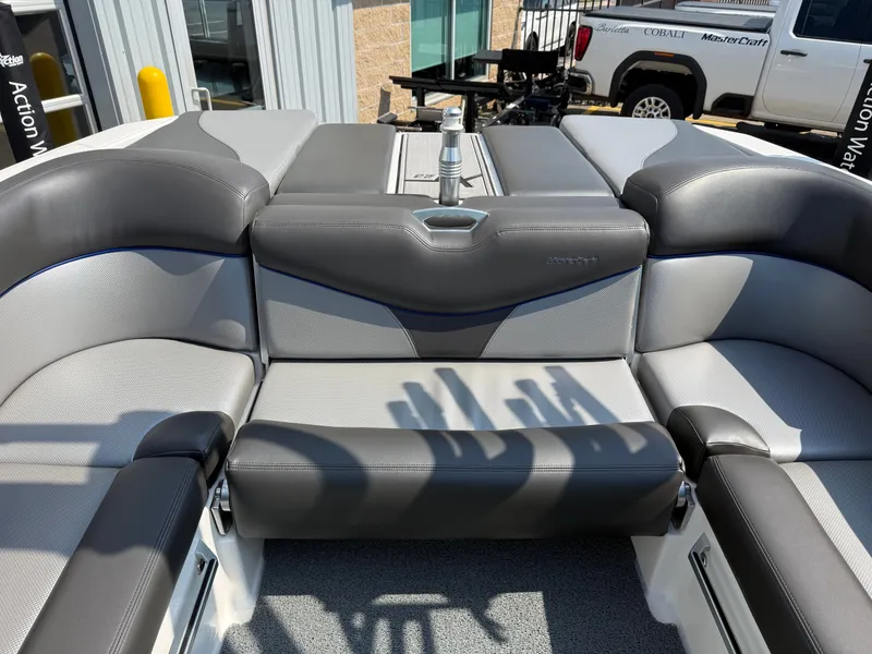 Slide: The Image of MasterCraft XT23 2017 - 18