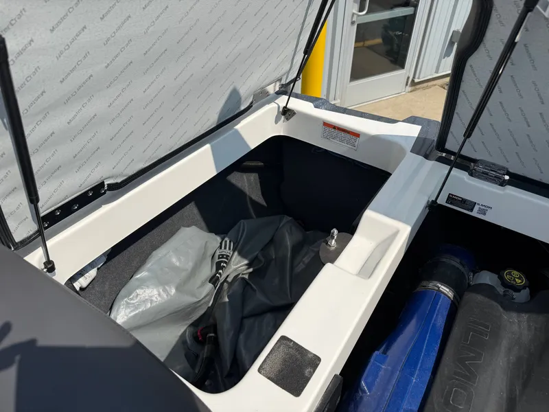 Slide: The Image of MasterCraft XT23 2017 - 23