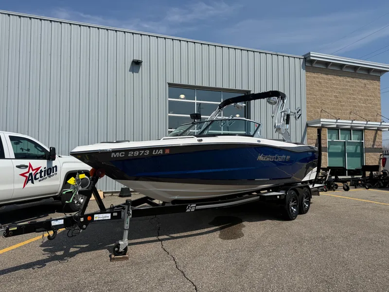Slide: The Image of MasterCraft XT23 2017 - 3