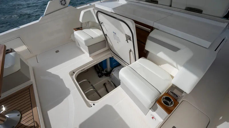 Slide: The Image of Tiara 38 LS 2024 - 21