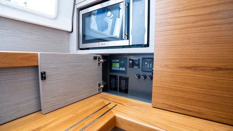 Slide: The Image of Tiara 38 LS 2024 - 81