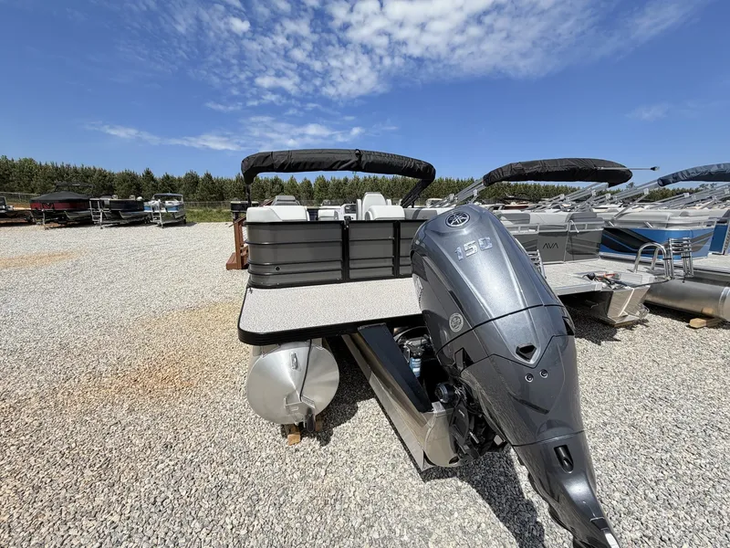 Slide: The Image of Veranda Vista View Series X22RC-TRITOON-150HP 2026 - 5