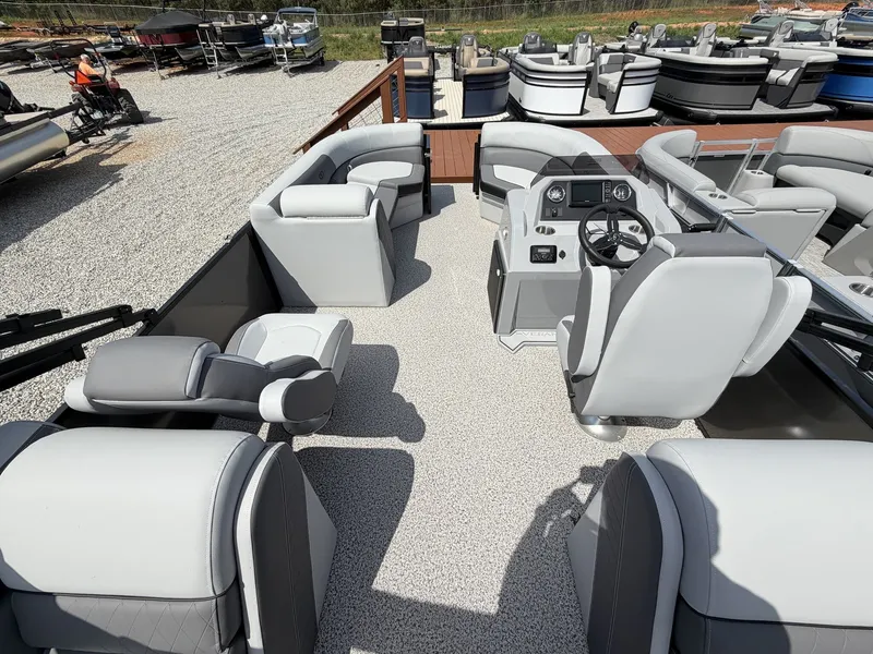 Slide: The Image of Veranda Vista View Series X22RC-TRITOON-150HP 2026 - 8