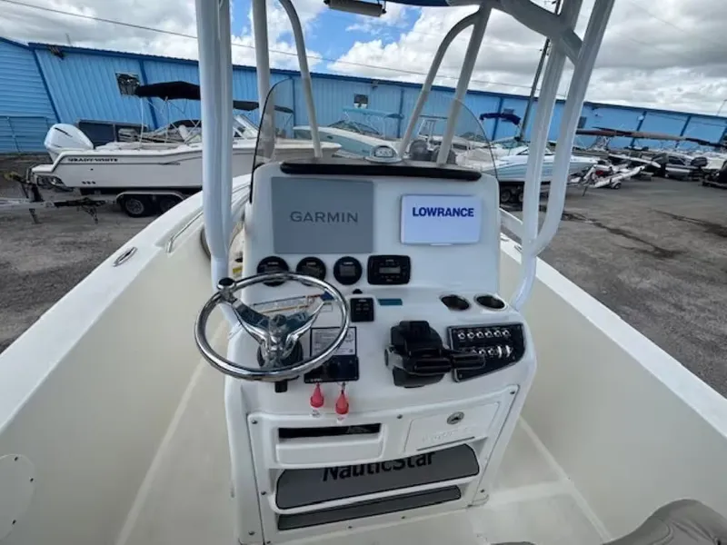 Slide: The Image of NauticStar 25 XS 2016 - 9