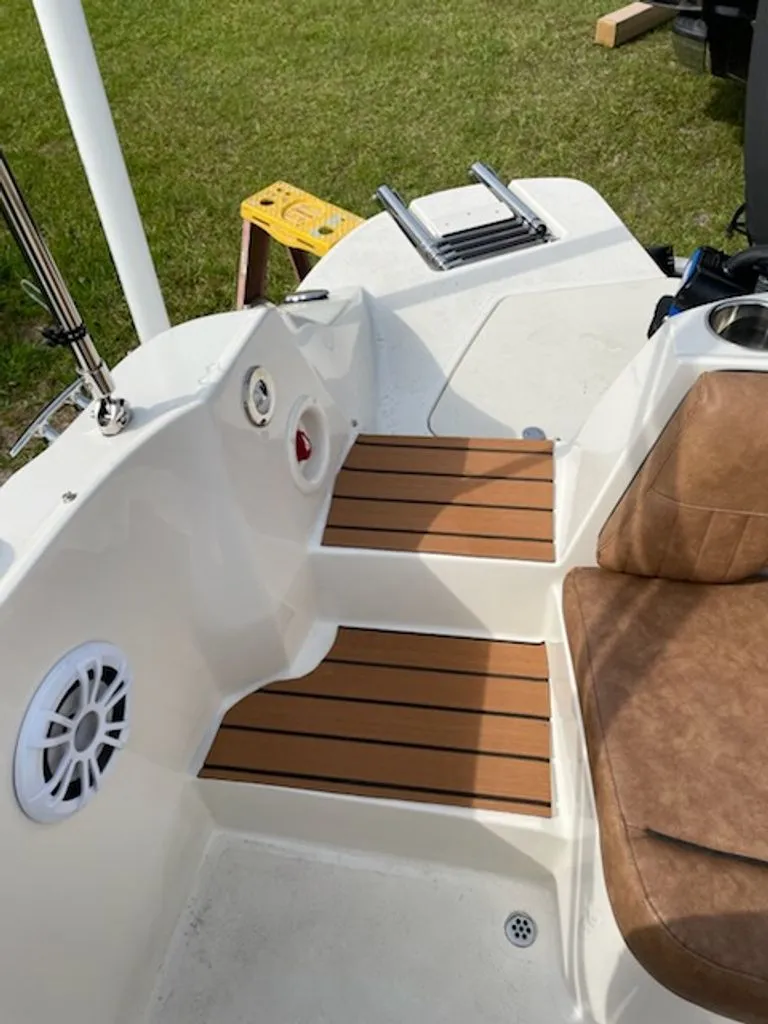 Slide: The Image of Stingray 212 SC 2022 - 2