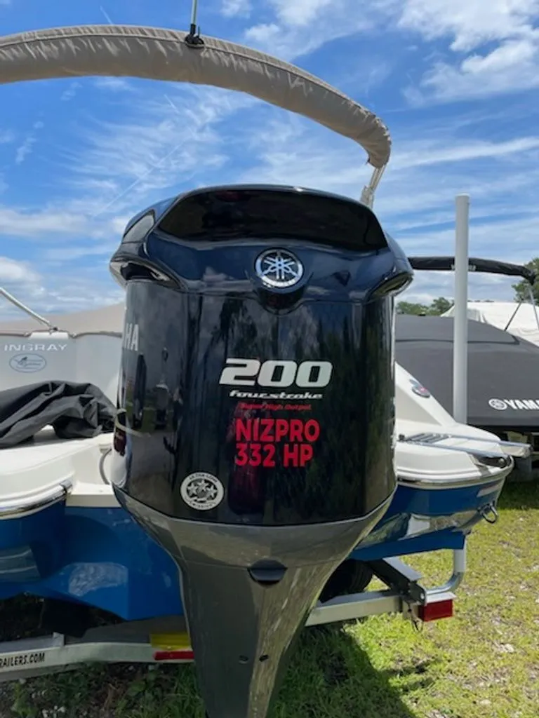 Slide: The Image of Stingray 212 SC 2022 - 8